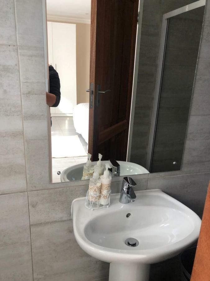 Bedfordview 8 On Acacia Guesthouse المظهر الخارجي الصورة