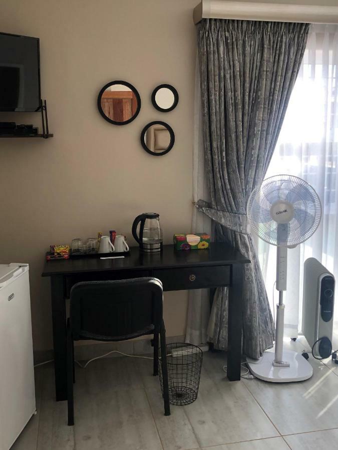 Bedfordview 8 On Acacia Guesthouse المظهر الخارجي الصورة
