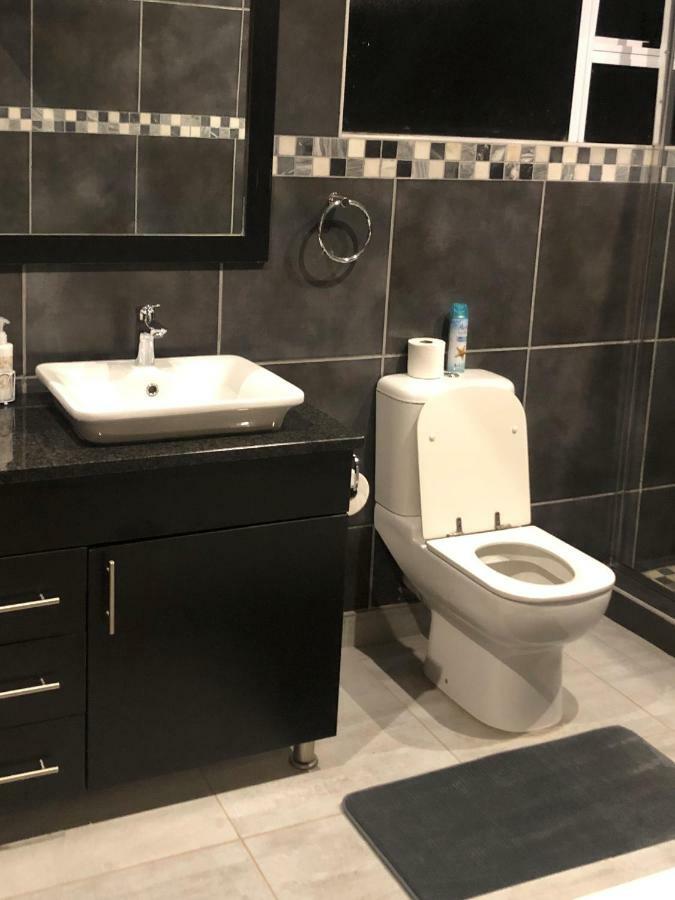 Bedfordview 8 On Acacia Guesthouse المظهر الخارجي الصورة