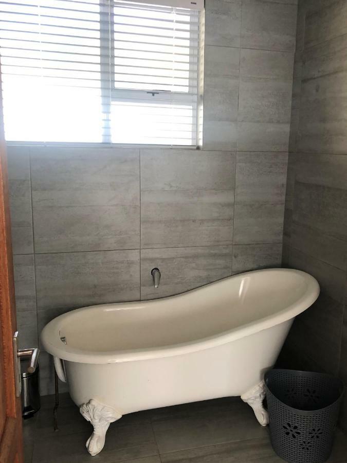 Bedfordview 8 On Acacia Guesthouse المظهر الخارجي الصورة
